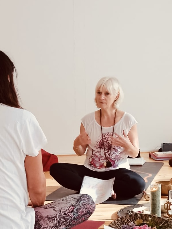 Clase de yoga - Yogastil: Aerial Yoga - Personal Training
Yoga mit Anjana Vera -  YogaStudio GlücksRaumGefühl Yoga mit Anjana Vera
