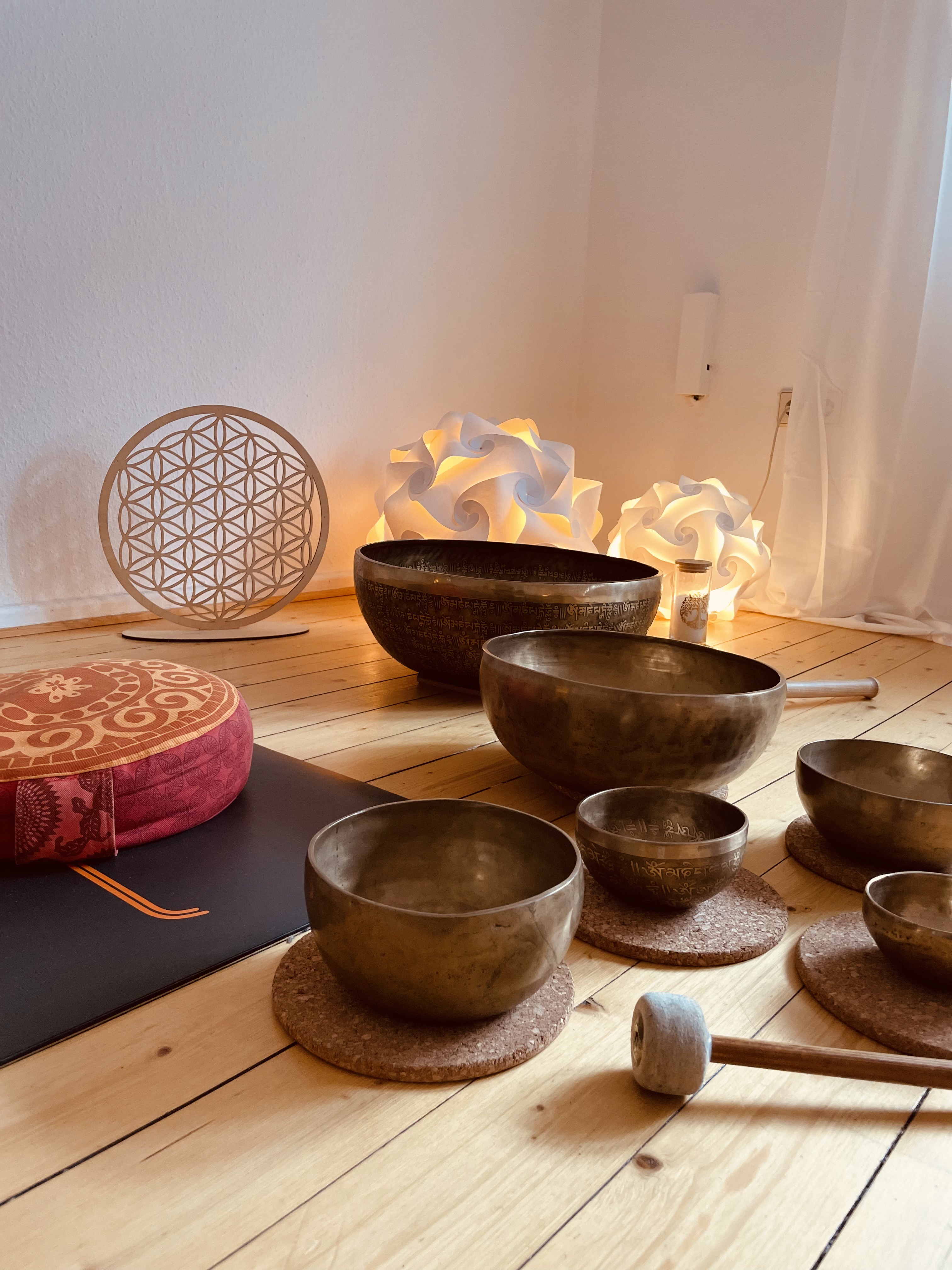 Clase de yoga - Yogastil: Aerial Yoga - Klangschalen Massage -  YogaStudio GlücksRaumGefühl Yoga mit Anjana Vera