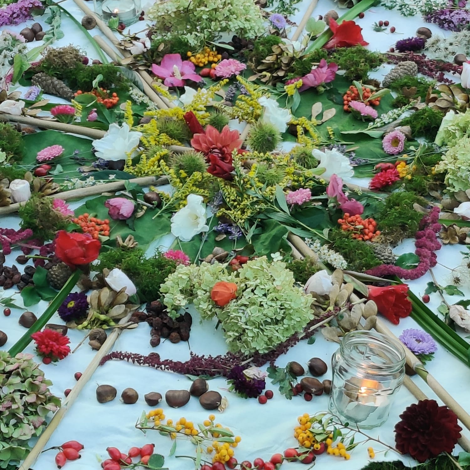 Yoga: Das Naturmandala aus dem, was die Erntezeit im Spätsommer uns schenkt. - Kundalini Yoga"Raum für mich"