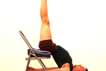 Yoga: Salamba Sarvangasana (Schulterstand) mit Stuhl: Umkehrhaltung, Brustkorböffnung, Schulter- und Nackendehnung, Regeneration und Introspektion - Daniel Weidenbusch