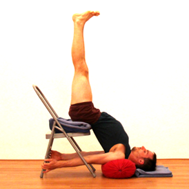 Yoga: Salamba Sarvangasana (Schulterstand) mit Stuhl: Umkehrhaltung, Brustkorböffnung, Schulter- und Nackendehnung, Regeneration und Introspektion - Daniel Weidenbusch