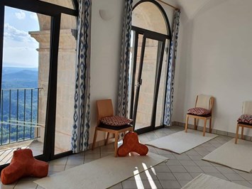 Yoga & Meditation in einem alten Kloster auf Mallorca Eindrücke in Bildern der Räumlichkeiten Yoga Raum