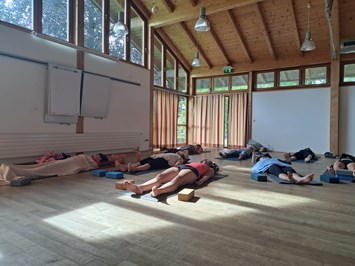Yoga & Detox Delight im Labenbachhof bei Ruhpolding Eindrücke in Bildern der Räumlichkeiten Yogaraum