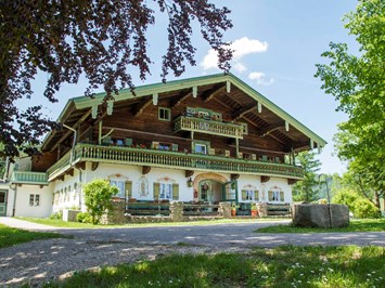 Yoga & Detox Delight im Labenbachhof bei Ruhpolding Impressions in pictures of the rooms Exterior view of farmhouse