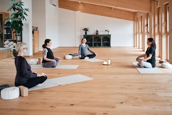 Yoga: Yogakurs für Schwangere im Salzburger Flachgau (hier: inama Institut in Seeham) - LisaYoga – Yoga mit Herz