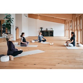 Yoga: Yogakurs für Schwangere im Salzburger Flachgau (hier: inama Institut in Seeham) - LisaYoga – Yoga mit Herz