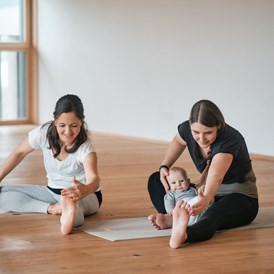 Yoga: Mama-Baby-Yoga / Postnatal Yoga im Salzburger Flachgau (hier: inama Institut in Seeham). - LisaYoga – Yoga mit Herz
