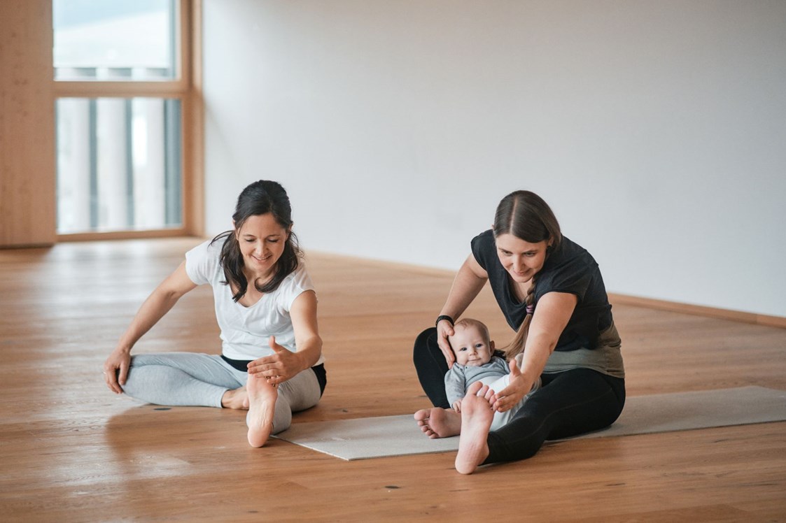 Yoga: Mama-Baby-Yoga / Postnatal Yoga im Salzburger Flachgau (hier: inama Institut in Seeham). - LisaYoga – Yoga mit Herz