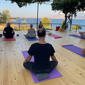 Yogalehrer Ausbildung: Unsere Yoga-Plattform mit Blick aufs Meer - 300-Stunden Yogatherapie-Kurs mit 500h Master-Yogalehrer Zertifizierung der YAI (Yoga Alliance International)