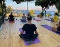 Yogalehrer Ausbildung: Unsere Yoga-Plattform mit Blick aufs Meer - 300-Stunden Yogatherapie-Kurs mit 500h Master-Yogalehrer Zertifizierung der YAI (Yoga Alliance International)