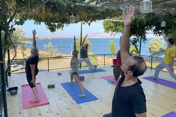 Yogalehrer Ausbildung: Unsere Outdoor Yoga-Plattform mit Blick aufs Meer - 300-Stunden Yogatherapie-Kurs mit 500h Master-Yogalehrer Zertifizierung der YAI (Yoga Alliance International)