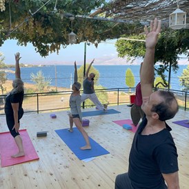 Yogalehrer Ausbildung: Unsere Outdoor Yoga-Plattform mit Blick aufs Meer - 300-Stunden Yogatherapie-Kurs mit 500h Master-Yogalehrer Zertifizierung der YAI (Yoga Alliance International)