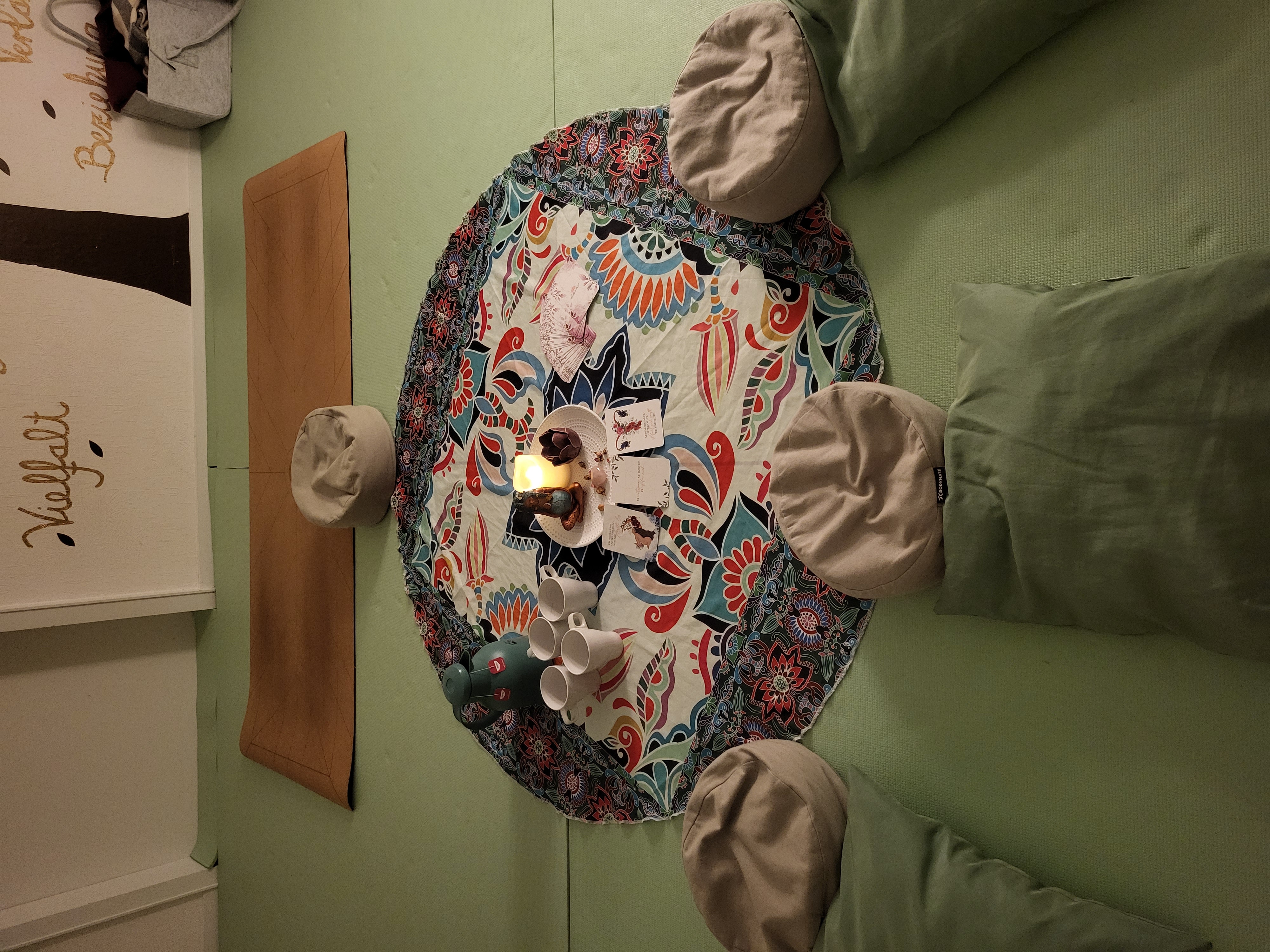 Clase de yoga - Ausstattung: Sitzecke - Yoga in der Schwangerschaft  - Sabrina Röhrig Doula & Yoga