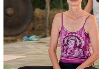Yoga: Vor der Yoga Stunde Sylvia-Saida 23 - Hatha Yoga mit Einflüssen aus anderen Yoga Stilen, wie TriYoga, Kriya Yoga, Iyengar Yoga, Hormon Yoga & LachYoga