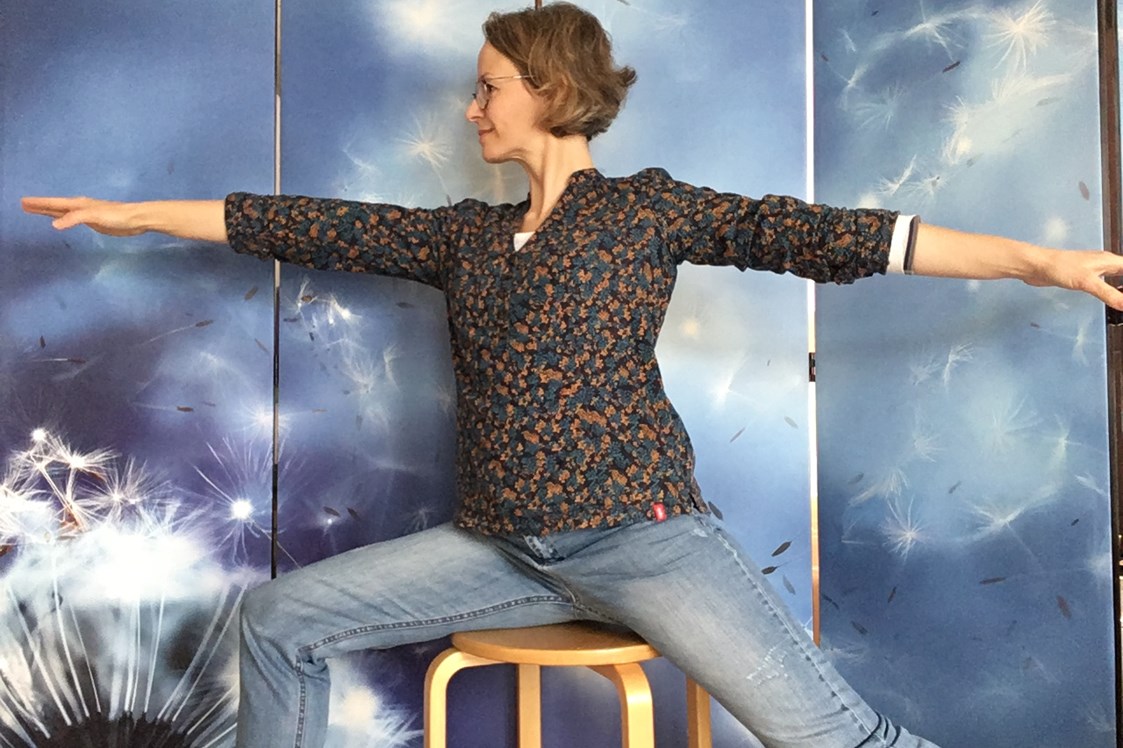Yoga: Heldenposition auf dem Stuhl - Tatjana Heßler-Dörre