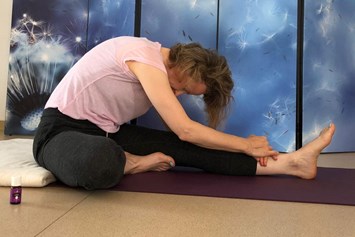 Yoga: Janu Sirsasana - Tatjana Heßler-Dörre