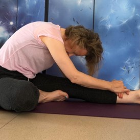 Yoga: Janu Sirsasana - Tatjana Heßler-Dörre