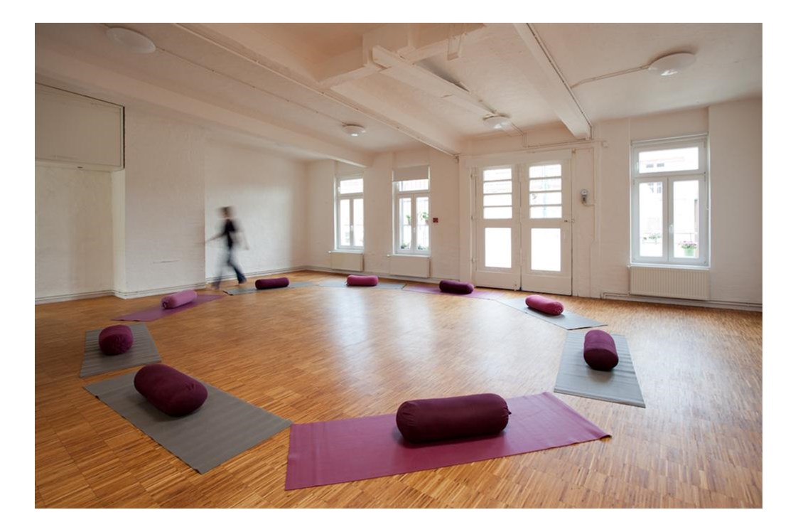 Yoga: Der Seminarraum befindet sich in einem hellen Speicherloft im beliebten Teil von Eimsbüttel mit netten Cafes und Restaurants in unmittelbarer Nähe und guter Erreichbarkeit mit öffentlichen Verkehrsmitteln. - Iyengar Yoga Zentrum Hamburg
