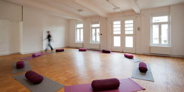Yoga - Hamburg - Der Seminarraum befindet sich in einem hellen Speicherloft im beliebten Teil von Eimsbüttel mit netten Cafes und Restaurants in unmittelbarer Nähe und guter Erreichbarkeit mit öffentlichen Verkehrsmitteln. - Iyengar Yoga Zentrum Hamburg