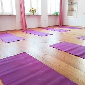 Yoga: Der Raum ist sehr angenehm und hat Fußbodenheizung. Im Schnitt üben wir in kleinen Gruppen mit bis zu 6 Teilnehmern. - adhikāra Yogastudio