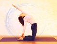 Yoga: Wir studieren beim Üben auch die Empfindung einer Bewegung auf sehr unmittelbare Weise. Beispielsweise erlebt man bei bestimmten Übungen die Bewegung in einer Kreisform und wie sie sich aus dem Umkreis formt. Dadurch fixiert sich das Bewusstsein nicht so sehr an den Körper, sondern bleibt in einer wachen Wahrnehmung zum Körper.  - adhikāra Yogastudio