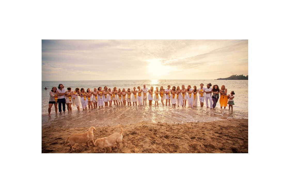 Yogalehrer Ausbildung: Yoga class near Beach - Kranti Yoga Tradition