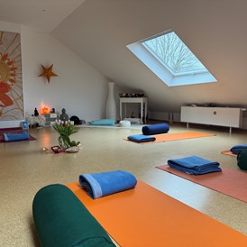 Yoga: Yogastudio mit Utensilien  - Diana Kipper Yogaundmehr 