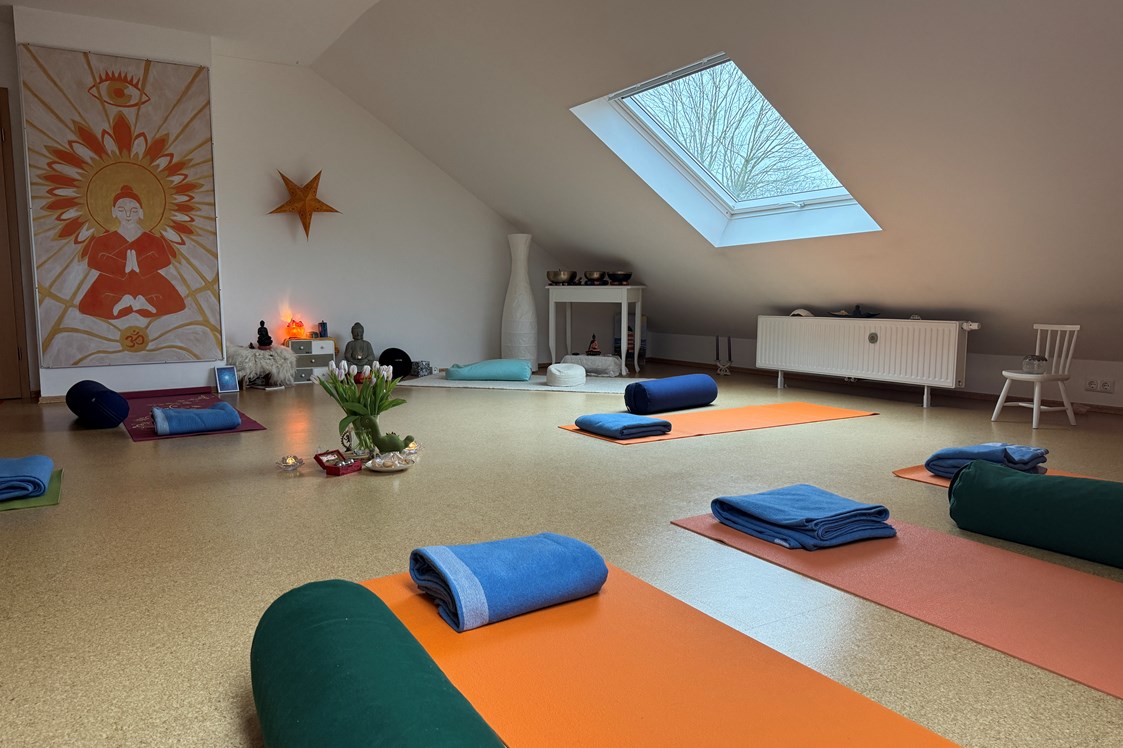 Yoga: Yogastudio mit Utensilien  - Diana Kipper Yogaundmehr 