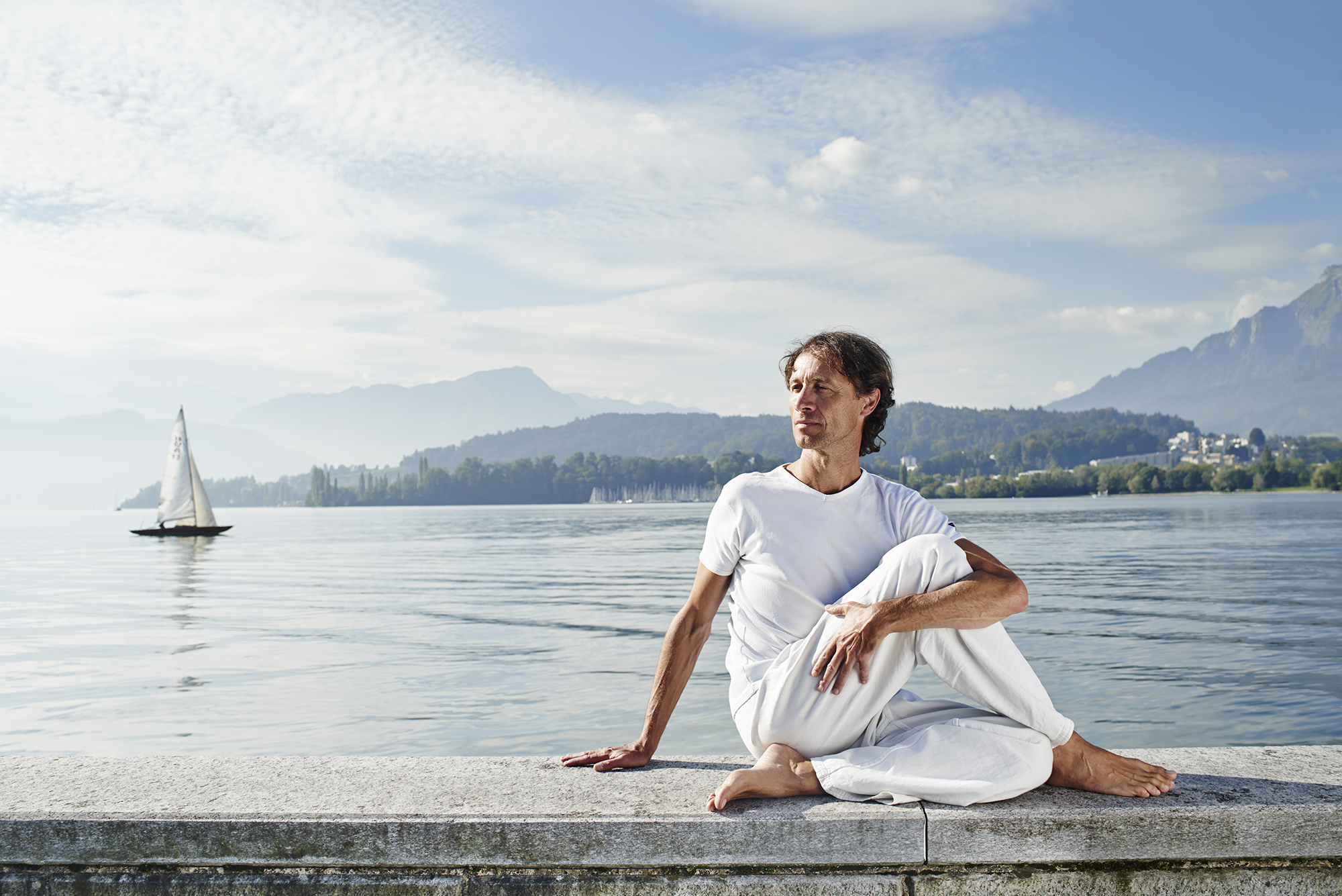 Yoga course - Luzern-Stadt (Luzern, Kriens) - Daniel im Yoga-Drehsitz, in Luzern am Vierwaldstättersee. - Daniel Studhalter