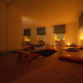 Yoga: Im Yogaraum: Gruppenkurse, Seminare, Weiterbildungen und Yoga Individuell / Yoga Therapeutisch - YogaRaum Müllheim