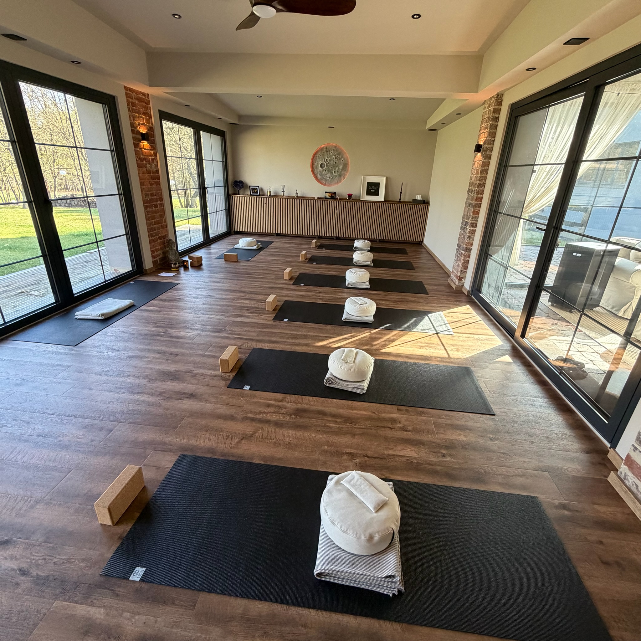 Yogakurs - Moritzburg - Yogaraum mit ausgelegten Matten - NURA YOGA
