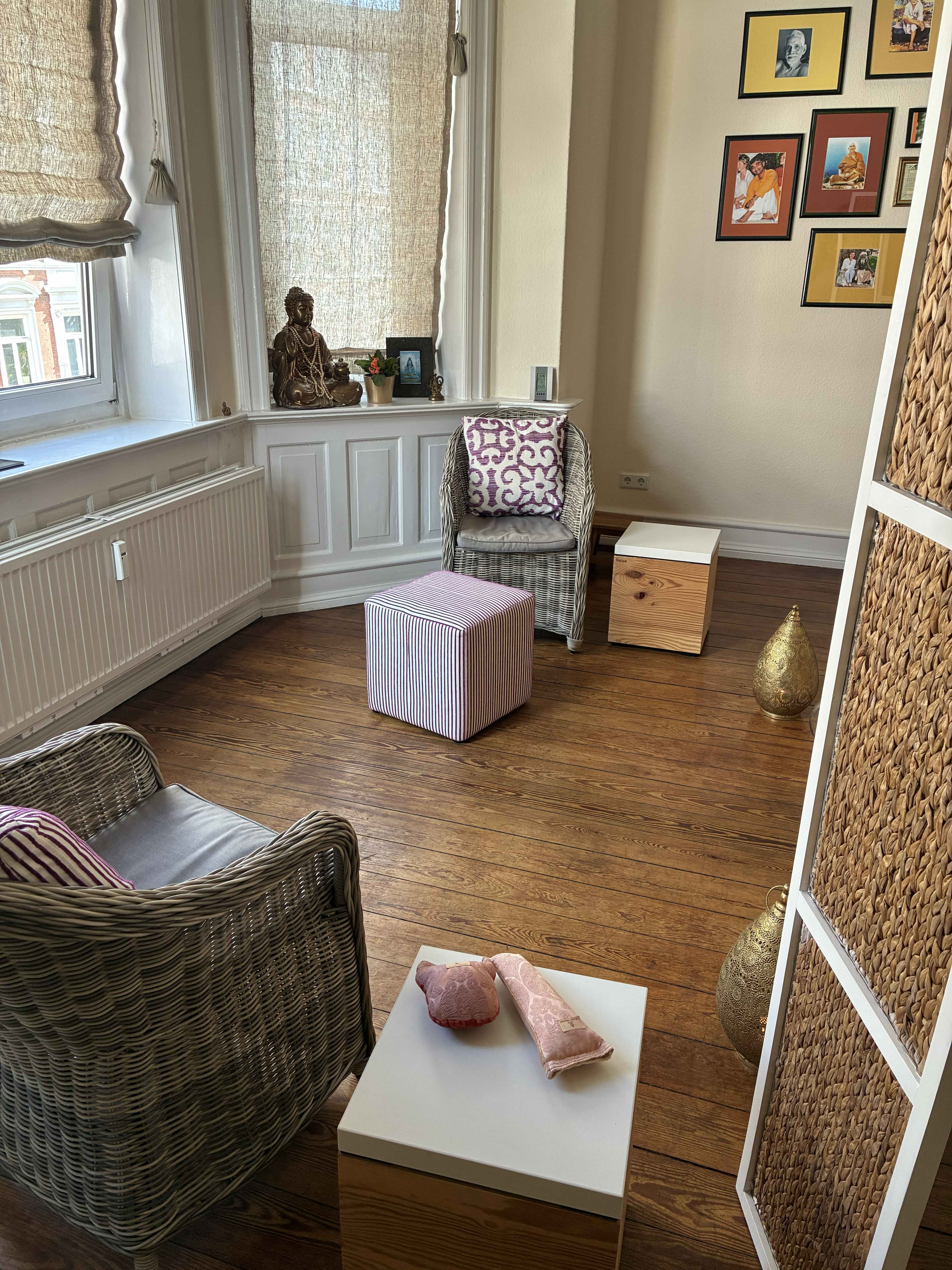 Yoga class - Kiel (Kreisfreie Stadt Kiel, Kreis Rendsburg-Eckernförde) - Prana-Heilung Kiel - Yoga und Prana im Salon, Kiel