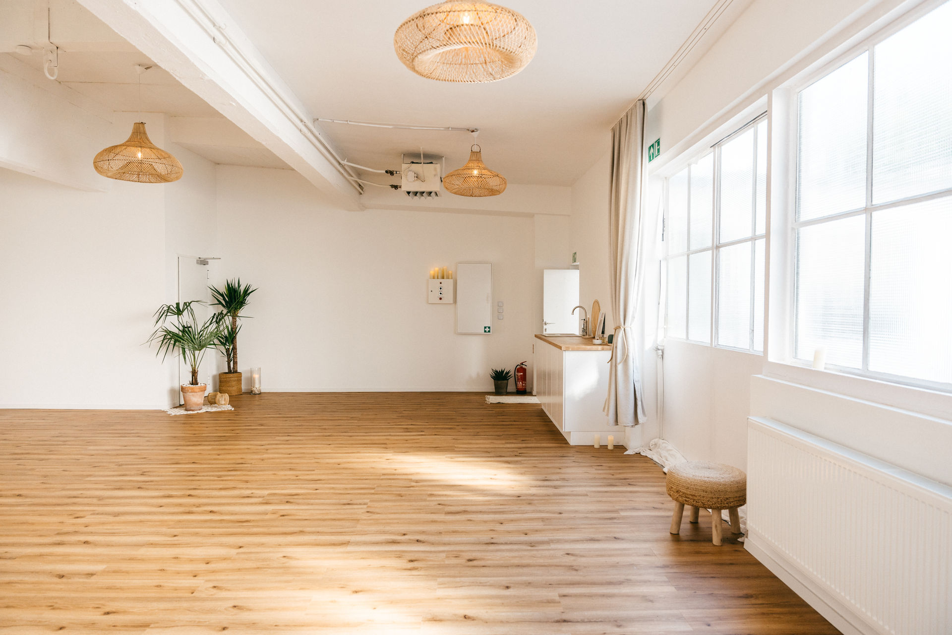 Yoga: Studio mit Küchenbereich und Lofttür - Surf and Yoga Kitchen