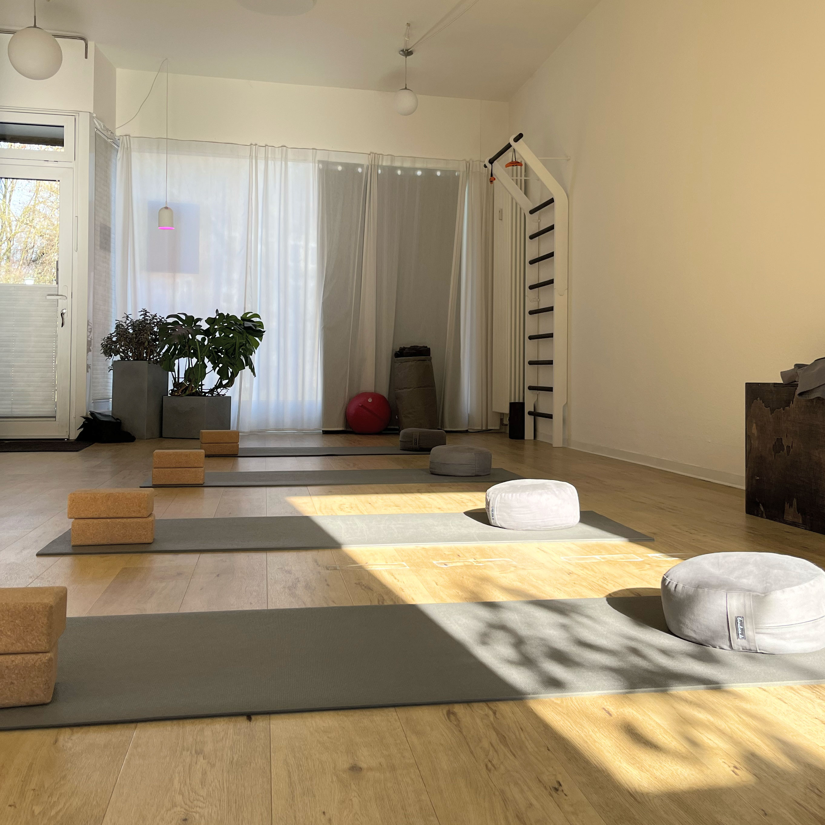 Yoga: purefreudes Yogaraum bei Tag - purefreude yoga