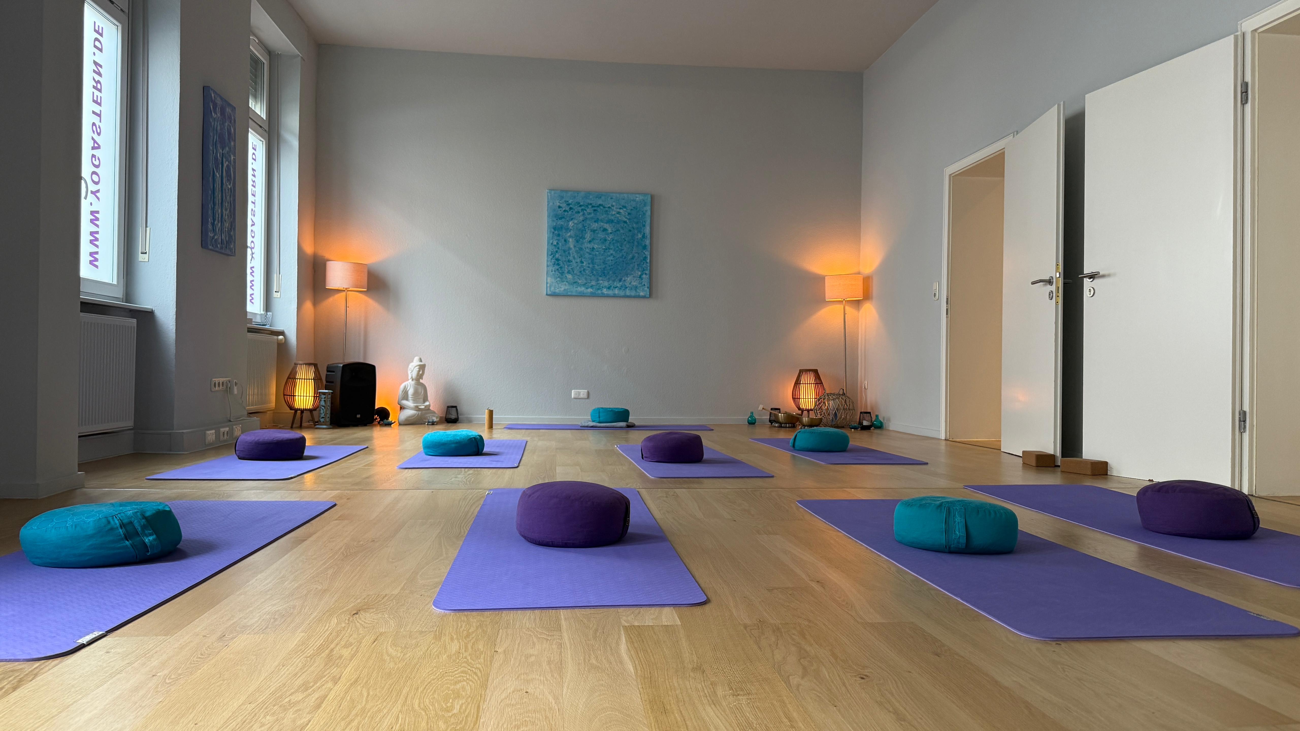 Clase de yoga - Erfahrung im Unterrichten: > 2000 Yoga-Kurse - Yogastern Studio Kursraum - Yogastern