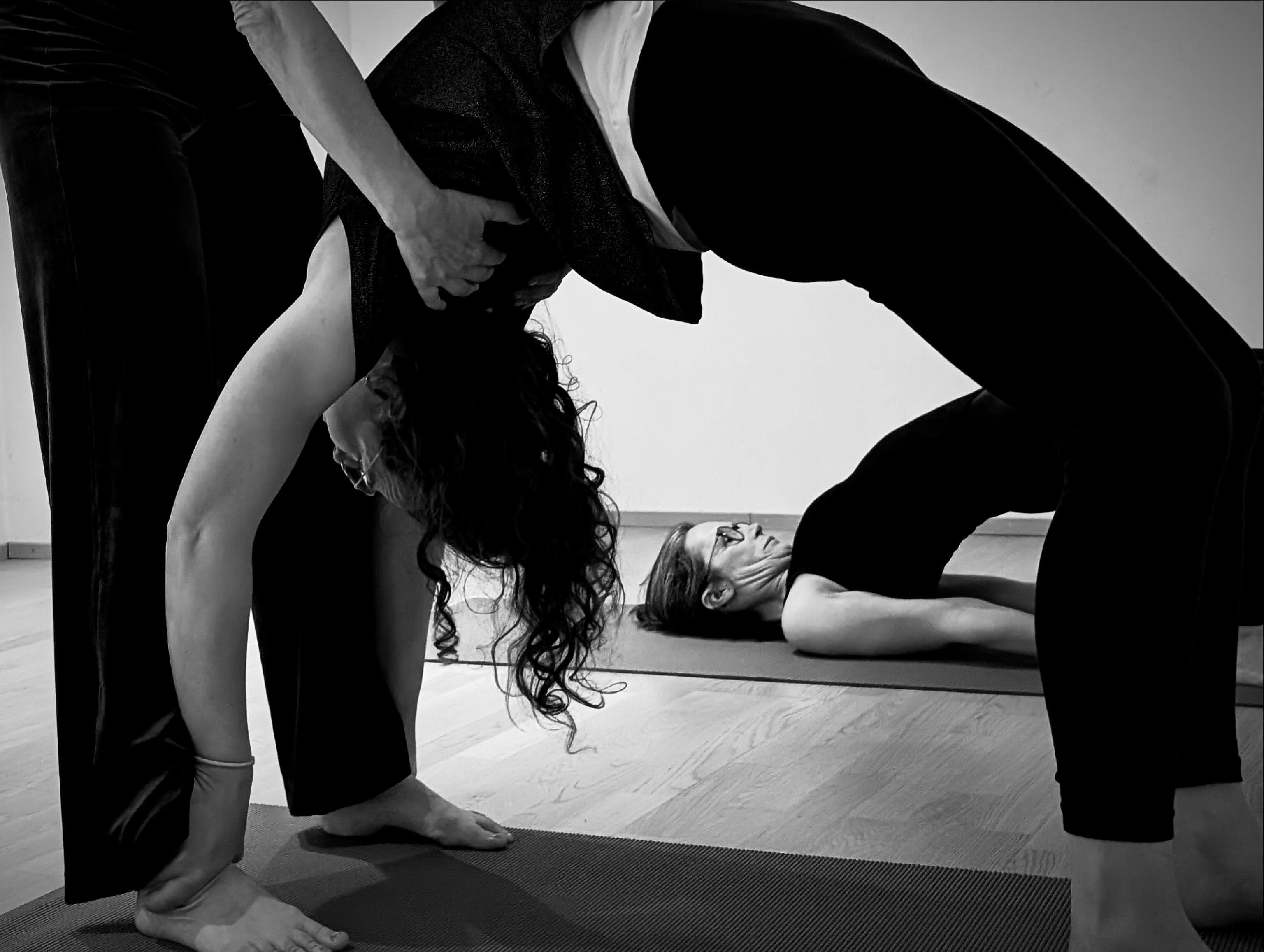 Yoga: Yoga Rückbeuge in Schwarz-Weiß – achtsame Praxis mit Atem und Ausrichtung. - Prana Yoga Innsbruck