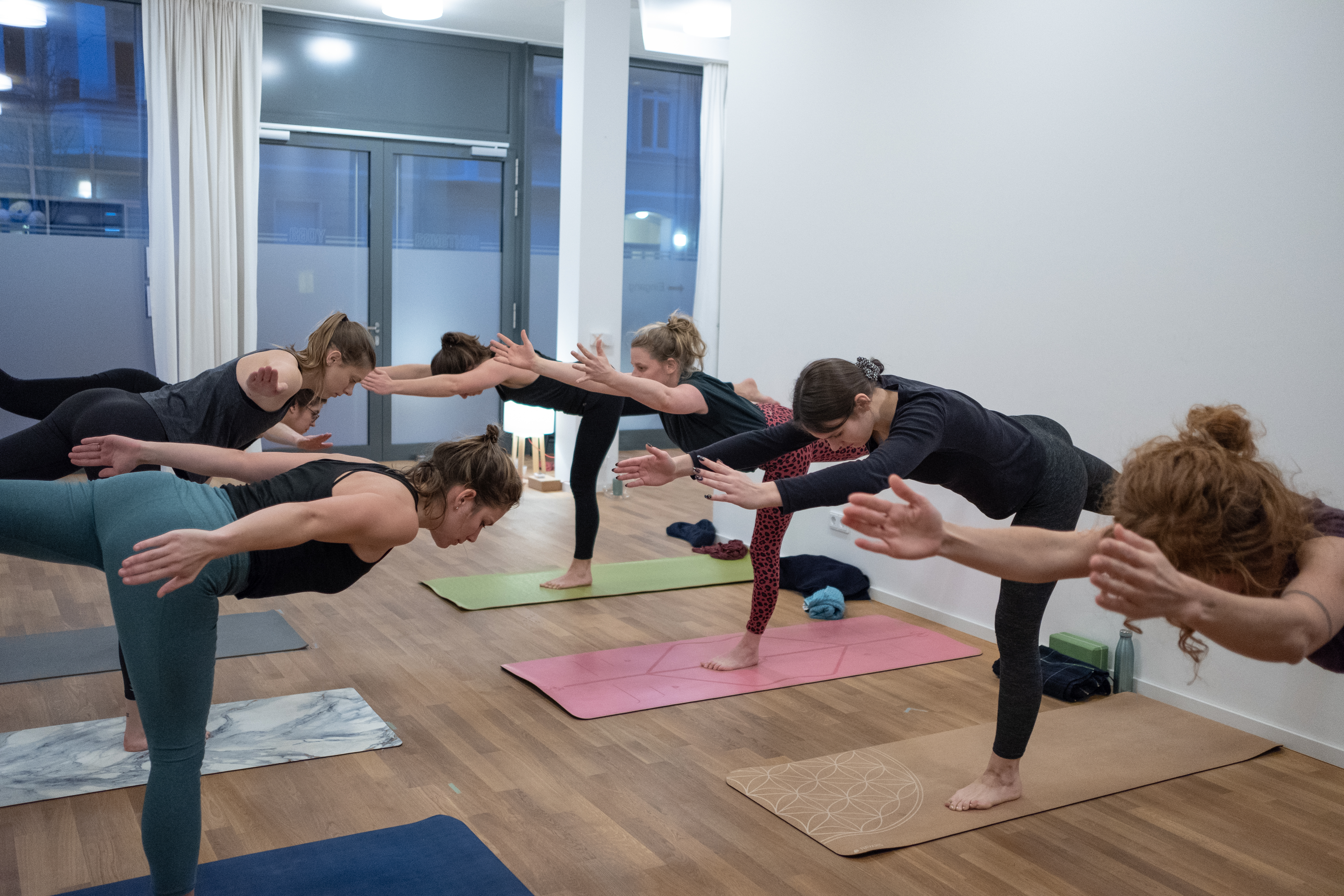 Yoga course - Yogastil: Yin Yoga - Berlin-Stadt Prenzlauer Berg - Szene aus dem Vinyasa Flow Yoga - Virabhadrasana C - Ashtanga Yoga Friedrichshain I Berlin