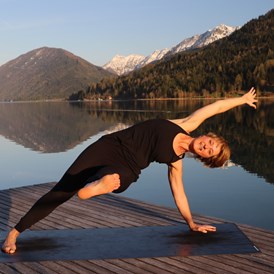 Yoga: Spaß bei der Yoga-Praxis am Weißensee - Your Timeout - Claudia Martin