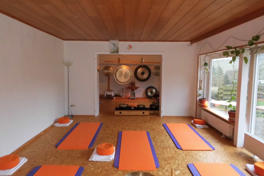 Yoga: Unser Klangyoga-Raum mit Naturmaterialien gestaltet. - Jutta Kremer & Wolfgang Meisel