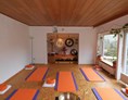 Yoga: Unser Klangyoga-Raum mit Naturmaterialien gestaltet. - Jutta Kremer & Wolfgang Meisel