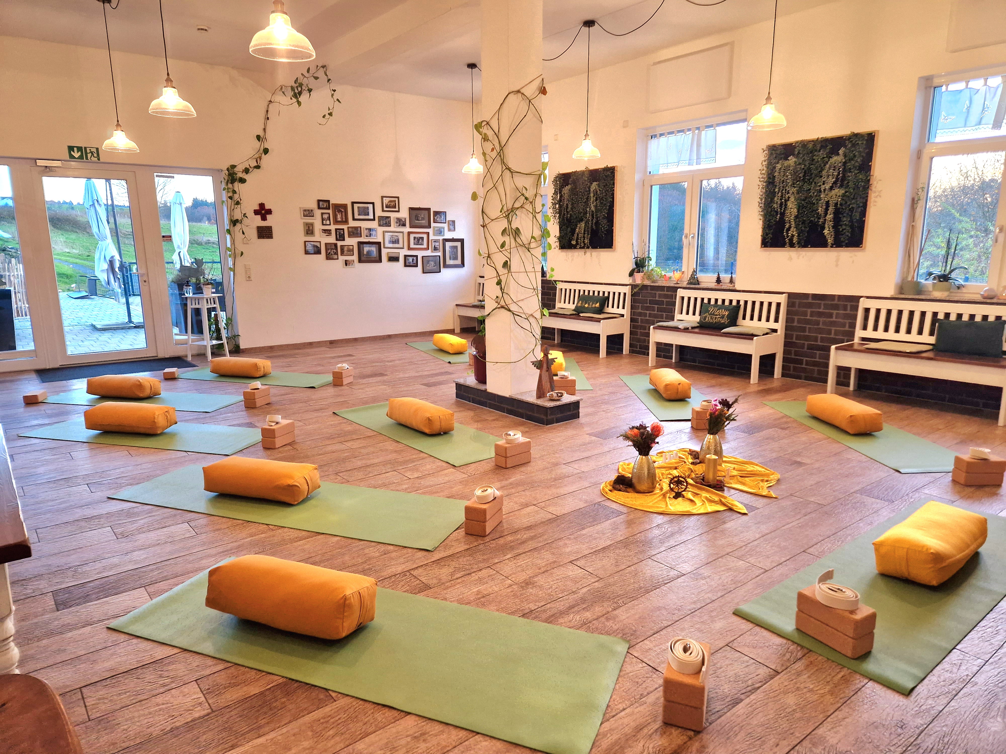 Yoga course - vorhandenes Yogazubehör: Yogagurte - North Rhine-Westphalia - im Raum "Yoga im Café" in Eitorf Irlenborn - Nicole Ishvari Yoga - Aus dem Herzen leben