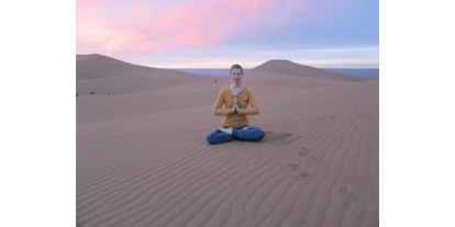 Yogakurs - geeignet für: Dickere Menschen - Yogareisen in die Wüste Marokkos - Janina Gradl