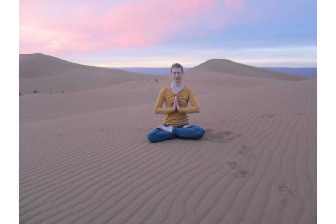 Yoga: Yogareisen in die Wüste Marokkos - Janina Gradl