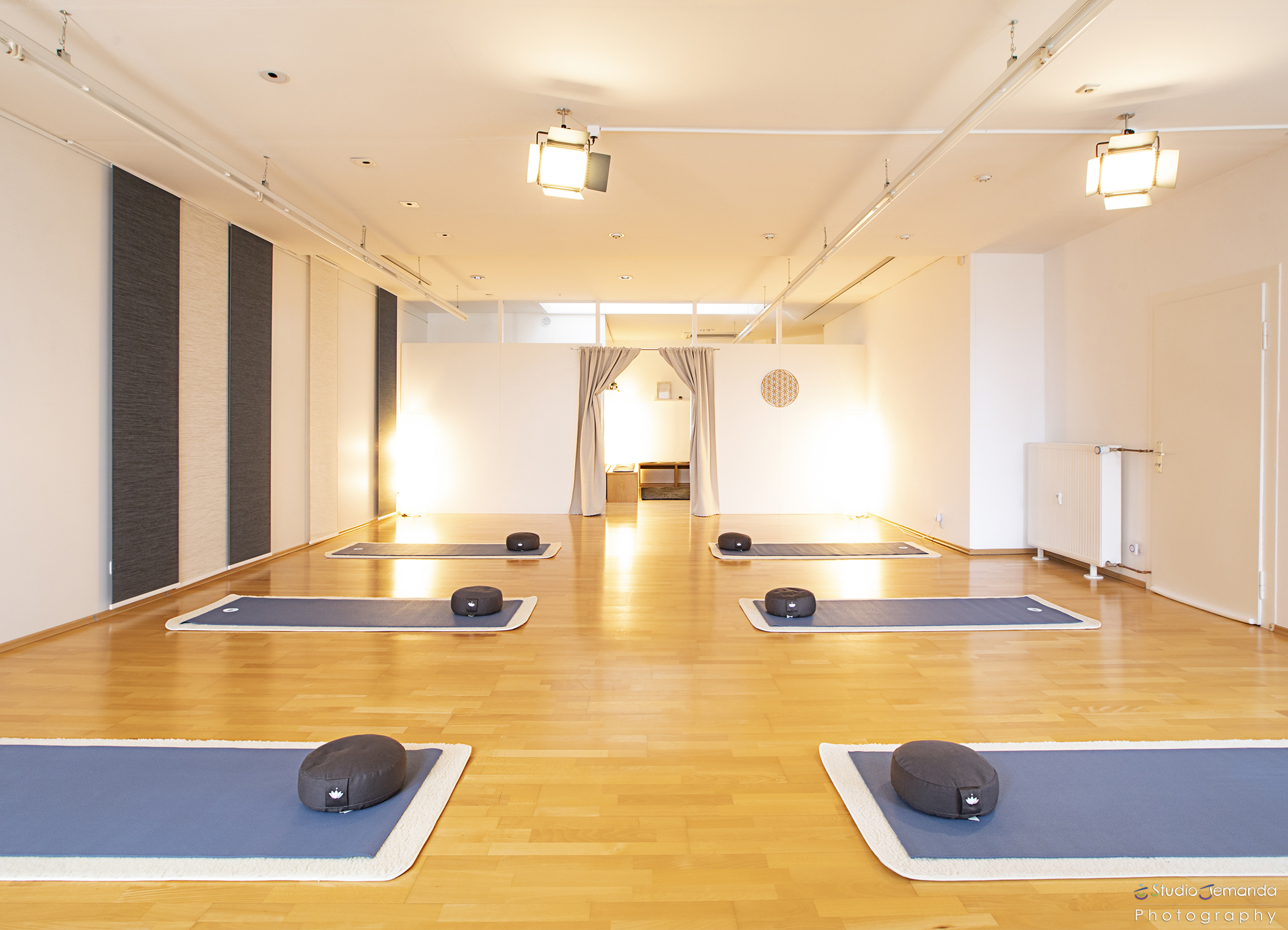 Clase de yoga - vorhandenes Yogazubehör: Stühle - Hesse - Yogananta Studio Friedrichsdorf
