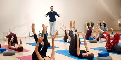 Yoga course - Berlin-Stadt Bezirk Tempelhof-Schöneberg - https://scontent.xx.fbcdn.net/hphotos-xft1/t31.0-8/s720x720/10553820_791076147637276_4245431341832108273_o.jpg - YogaRaumBerlin