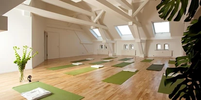 Yoga course - Berlin-Stadt Bezirk Charlottenburg-Wilmersdorf - https://scontent.xx.fbcdn.net/hphotos-xtp1/t31.0-8/s720x720/773593_535122839839122_2054457750_o.jpg - Yoga Sky Berlin