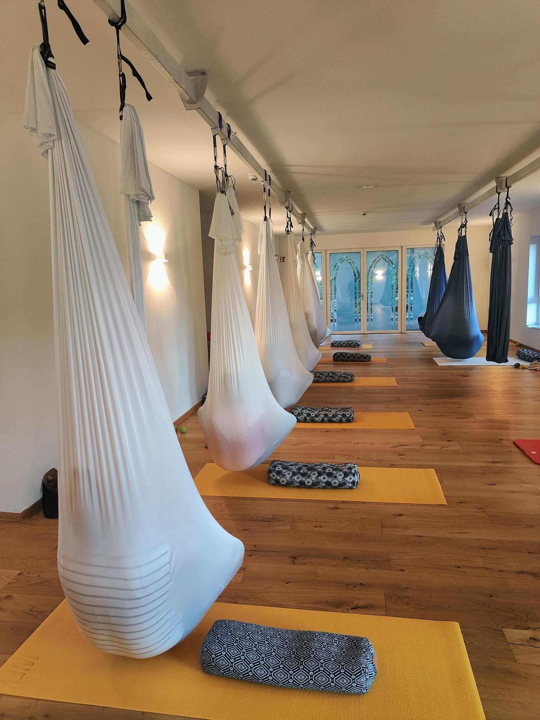 Yoga: Entspannung im Yogatuch mit Klang und Meditation  - Aerial Yin Yoga im Tuch & Regeneration (Workshops in Schleswig)