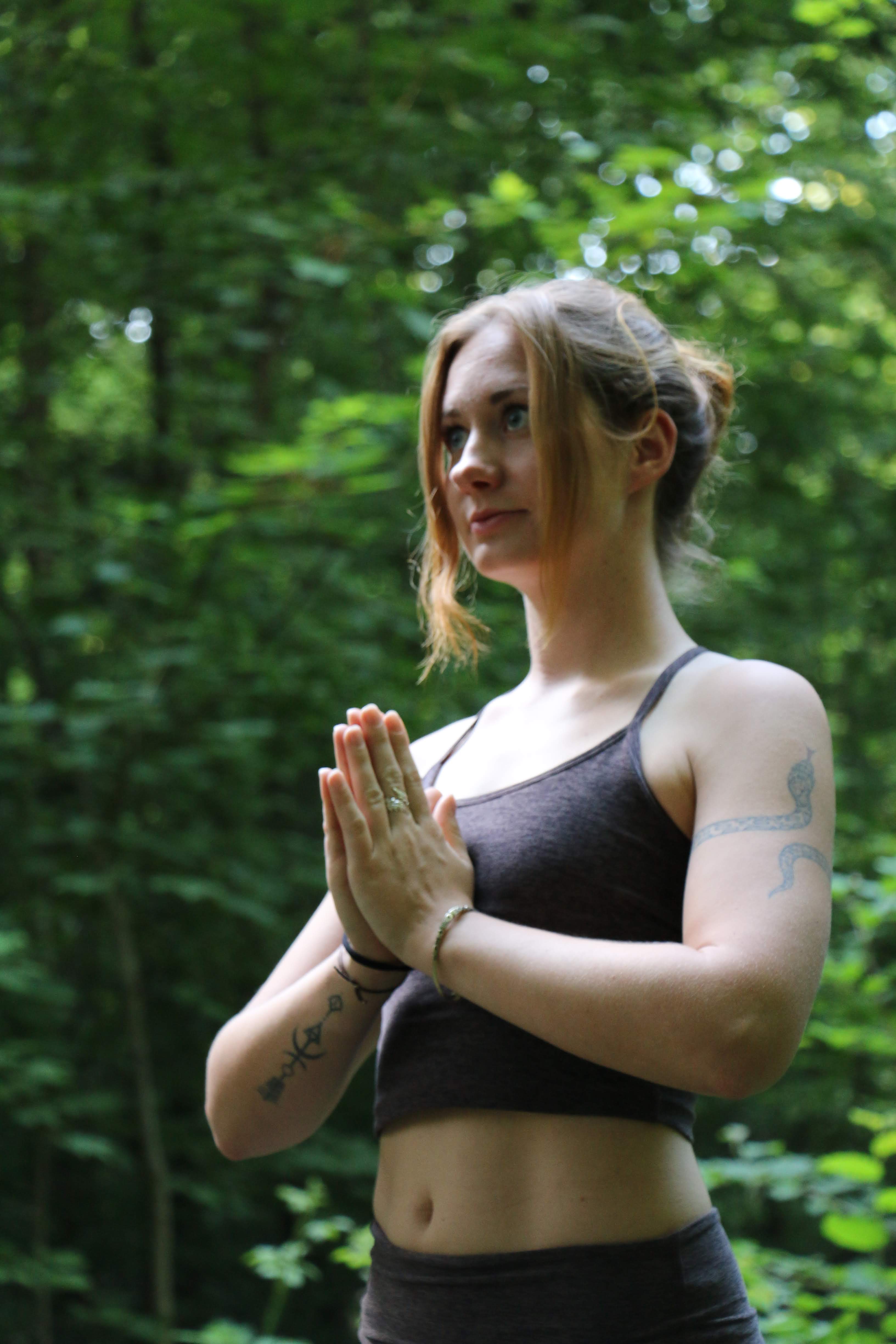 Clase de yoga - Yoga-Inhalte: Asanas - Die Gründerin des Studios - Hatha Yoga Grundausbildung (280 Std.)