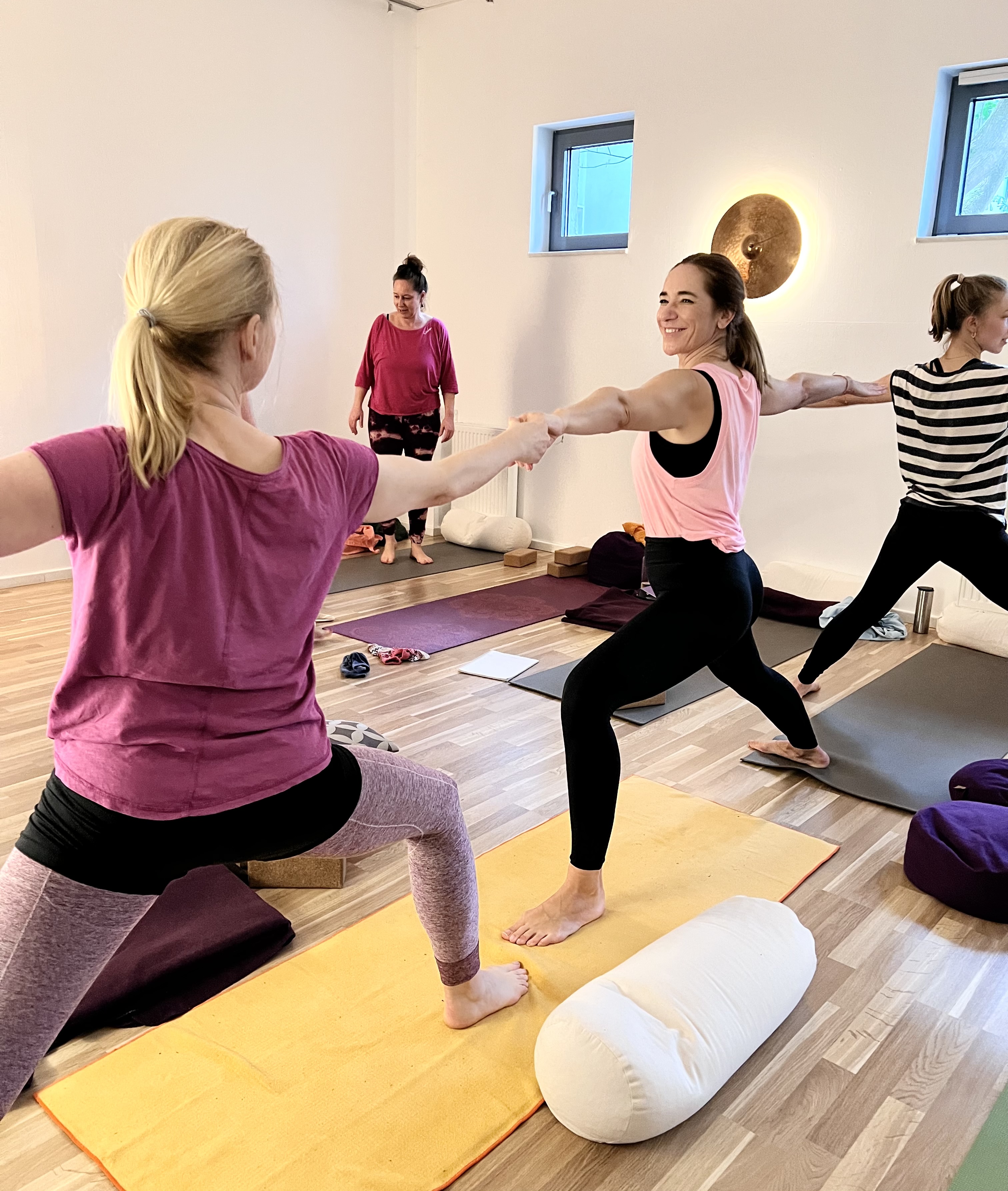 Yogalehrer Ausbildung: Partner*innen Übungen. - ✨ 200h Yogalehrer*innen Ausbildung ✨ „Yoga – ein Lebensweg“ 🧘‍♀️💜