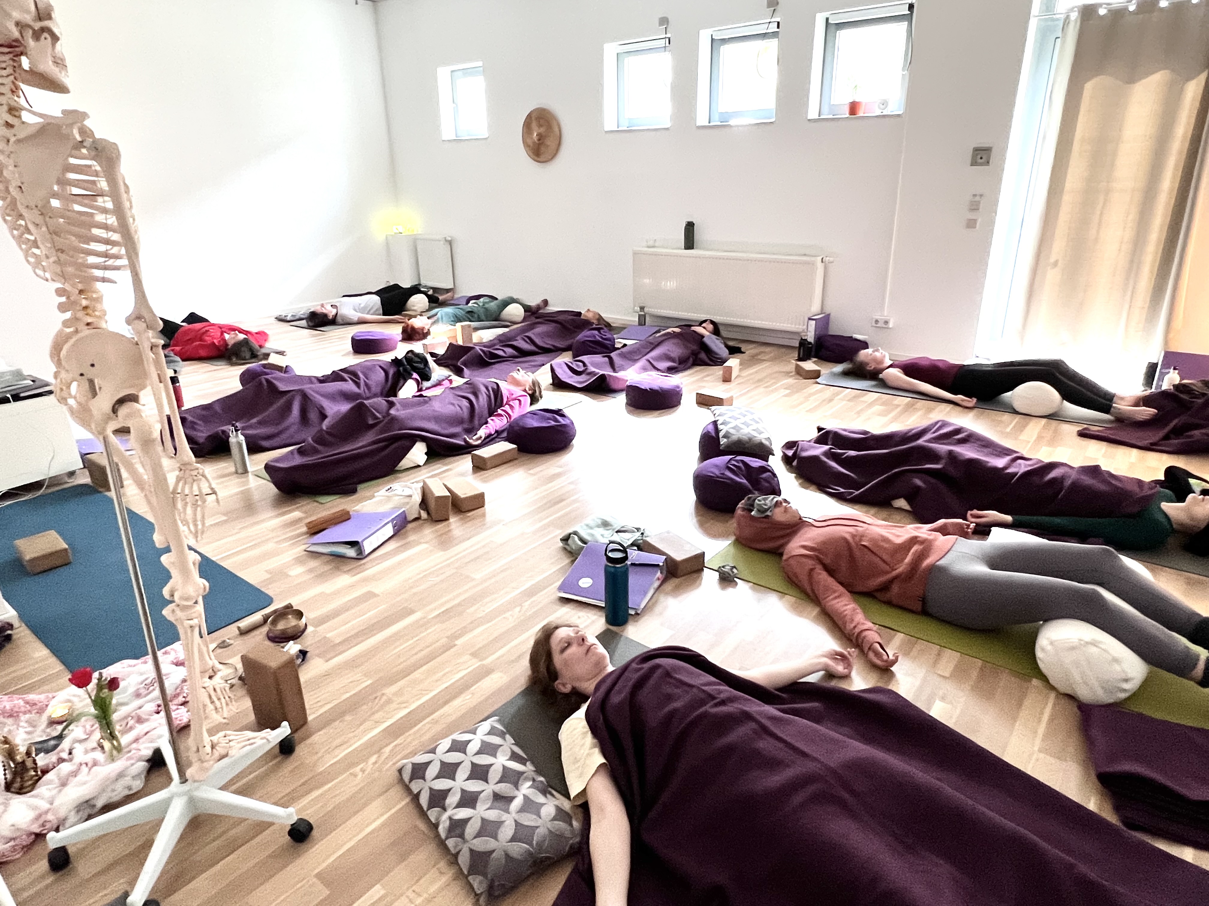 Yogalehrer Ausbildung: Shavasana - Entspannung. - ✨ 200h Yogalehrer*innen Ausbildung ✨ „Yoga – ein Lebensweg“ 🧘‍♀️💜